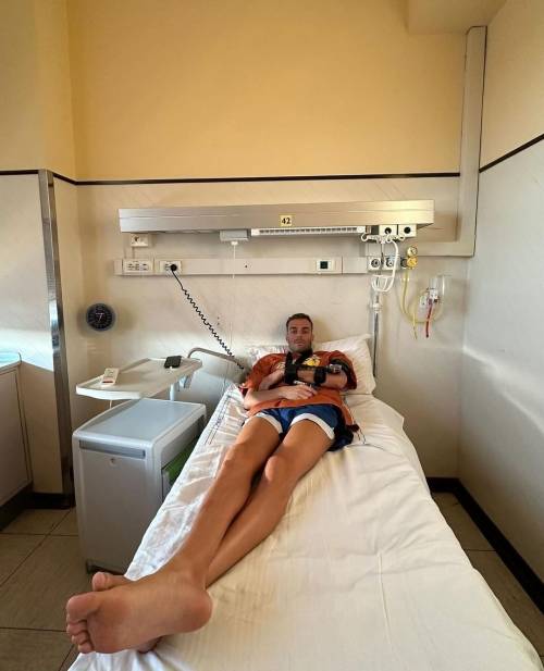 Paltrinieri si rompe il gomito alla chiusura delle Olimpiadi: la foto dall'ospedale