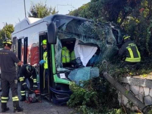 Verona, autobus esce di strada e finisce contro un muretto: un morto e 7 feriti