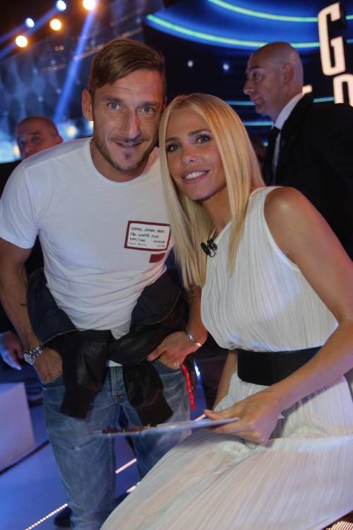 Ilary Blasi denuncia Totti per abbandono di minore. Cosa è successo