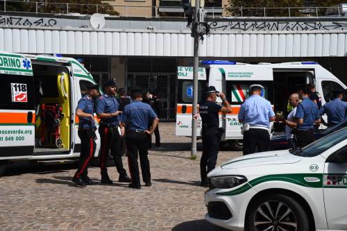 "Mi hai rovinato la vita". Spara alla moglie e si uccide: orrore in strada a Torino