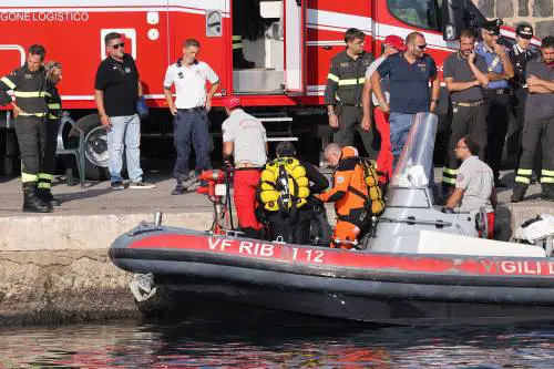 Schiaffo della Sea Watch e dei pro-migranti: "Naufraghi in smoking"