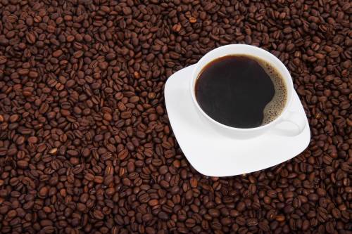 Cosa succede se si beve caffè con vitamine e integratori