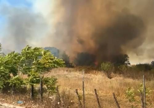 Roma, vasto incendio nel "pratone" di Cinecittà: 4 ustionati gravi