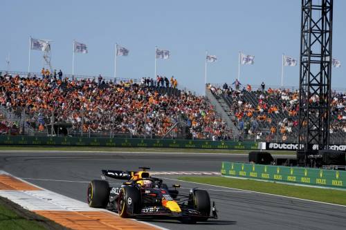 Tra i due Orange, McLaren e Verstappen, spunta la Mercedes: le prove libere del GP d'Olanda