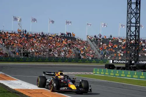 Tra i due Orange, McLaren e Verstappen, spunta la Mercedes: le prove libere del GP d'Olanda