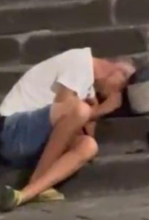 Degrado a Cortona, la foto choc: il turista sniffa cocaina in piazza