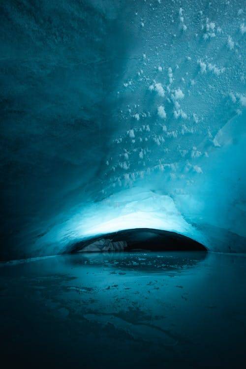 Islanda, crolla una grotta di ghiaccio: un morto e due turisti dispersi