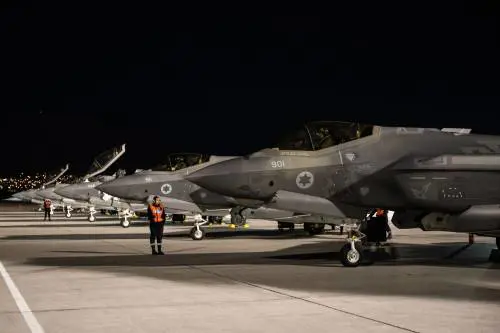 Attacchi in profondità senza rifornimento in volo: ecco come funzionano gli F-35 modificati di Israele