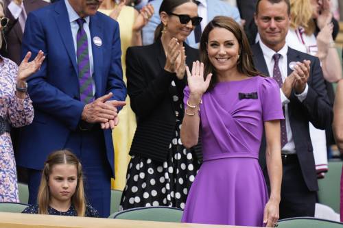 Kate torna in pubblico. A messa con la royal family mentre è in vacanza