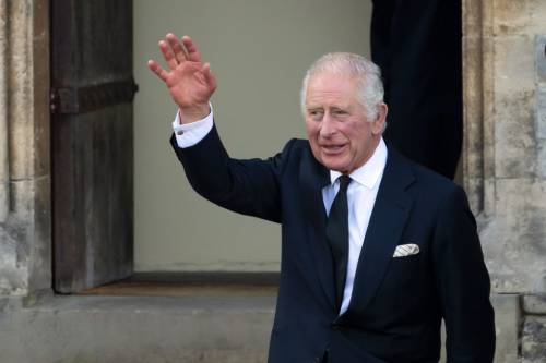 Re Carlo vuole la “fare la pace” con Harry, ma a Buckingham palace c'è chi dice "no"