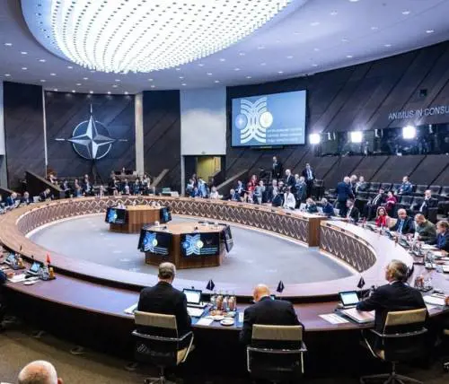 "Nuovi aiuti". La Nato puntella lo scudo di Kiev. Zelensky: "Lasciateci colpire Mosca in profondità"