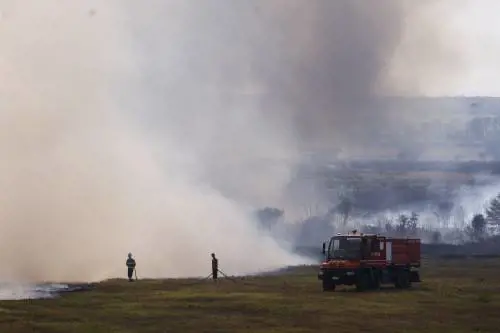 Altro incendio a Roma, fiamme tra Monte Carnevale e Maccarese: pista chiusa a Fiumicino
