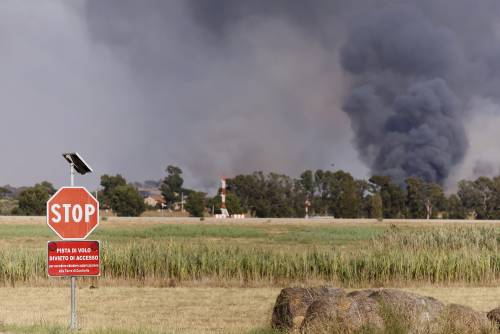 Le immagini dell'incendio scoppiato tra Monte Carnevale e Maccarese, nei pressi dell'aeroporto