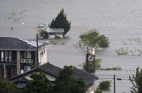 Giappone in ginocchio per il tifone Shanshan: tre morti e venti a 250 Km/h