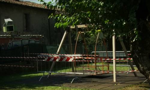 Tragedia a Villongo, bimba cade dall'altalena e muore: fatale il colpo alla testa