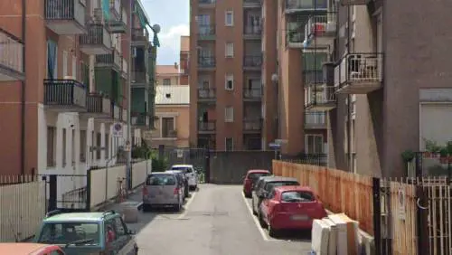 Tragedia nel Milanese, morta bimba di 3 anni: sfugge alla madre e viene investita