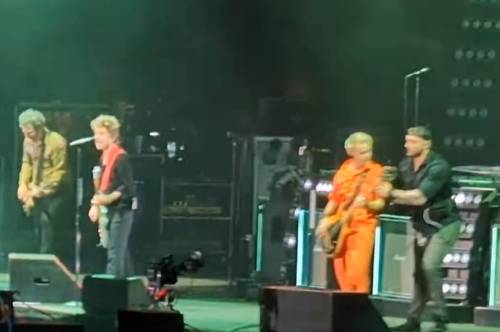 Paura al concerto dei Green Day: un drone si avvicina al palco e la band scappa