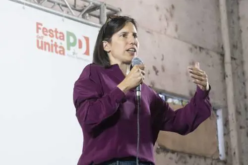 Teatrino campo largo. Mette in scena l'unità ma su green e guerra si sta disintegrando