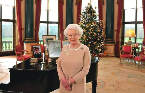Il presunto amante, le lettere e Diana: gli ultimi segreti della regina Elisabetta    
