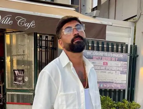 Folgorato da una scarica elettrica: morto il cantante neomelodico Carmine Diamante