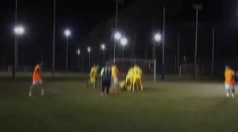 "Uccidili, uccidili". Diventa virale il video dell'accoltellamento sul campo da calcio
