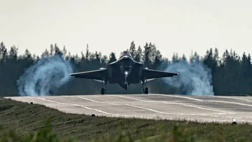 L'F35 atterra in una tangenziale in Finlandia: cosa c'è dietro la manovra Nato