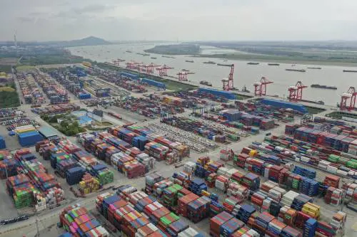 Trump tira dritto sui dazi: scatta la stangata contro Canada, Messico e Cina