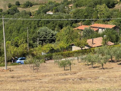 Choc a Perugia, trovati tre cadaveri in un casolare. Ipotesi omicidio-suicidio