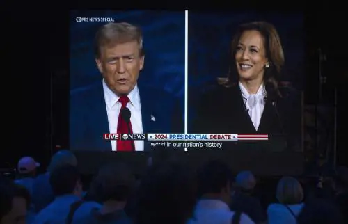"Ha usato orecchini auricolari". Kamala Harris nel mirino dei complottisti