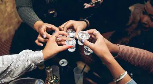 Beve vodka a scuola per una sfida social: 14enne in coma etilico in ospedale