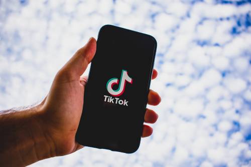 Tik Tok, algoritmi e suicidi. La vita vissuta sul feed