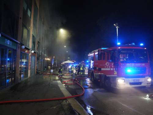 Vigili del fuoco a lavoro per spegnere l'incendio in un magazzino cinese a Milano