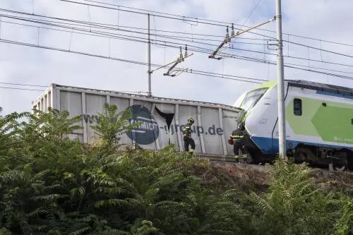 Milano, treno con 200 passeggeri contro container. Ferito il macchinista e ritardi