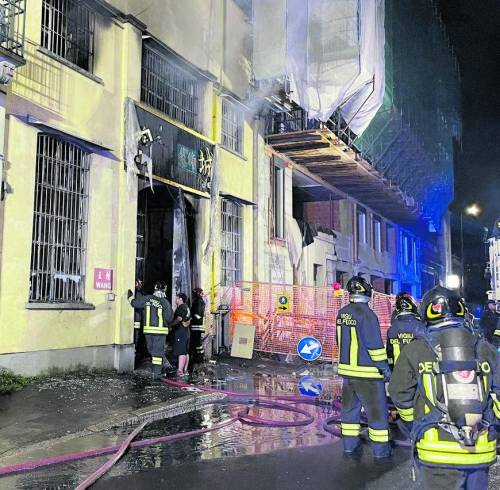 Incendio in un emporio cinese. Morti tre ragazzi, pista dolosa