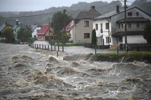 Maltempo, la tempesta Boris causa 7 morti in Europa. Persone sui tetti: le immagini