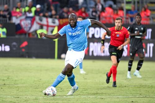 https://img.ilgcdn.com/sites/default/files/styles/md/public/foto/2024/09/16/1726443403-lukaku-2-cagliari-napoli.jpg?_=1726443403