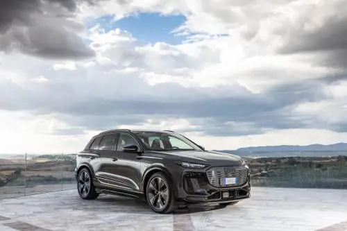 Al volante della nuova Audi Q6 e-tron. Un Suv da oltre 600 km di autonomia