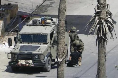 Cisgiordania, coloni israeliani fanno irruzione in casa di attivisti: tre italiani feriti 