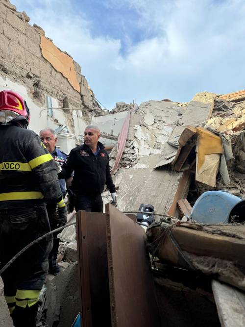 Crolla una palazzina nel Napoletano. Trovati morti due bimbi e la mamma, si cerca la nonna