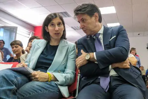 Schlein contro Bruxelles: "Non serve il riarmo". E Conte diserta la piazza