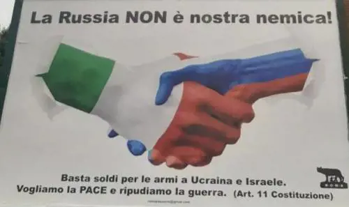 "La Russia non è nostra nemica". La regia grillina dietro ai manifesti pro-Putin