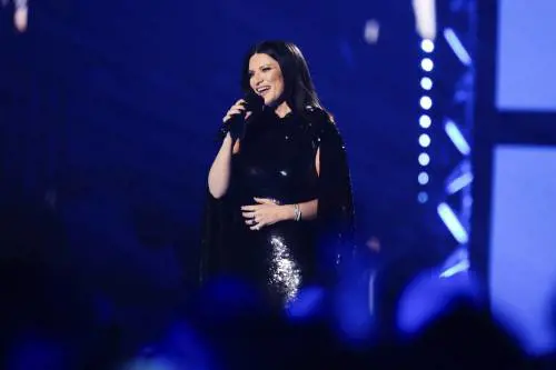 "La mia tournée più bella e una nuova maturità. Ho bocciato tanti rapper". Intervista a Laura Pausini