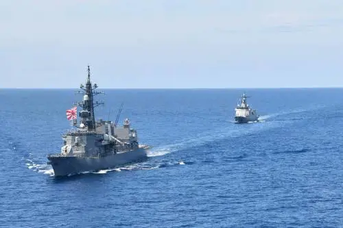 Navi da guerra in movimento: scatta la ragnatela per intrappolare la Cina