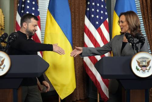 Zelensky alla Casa Bianca. Harris all'attacco: "In Usa c'è chi vuole la resa di Kiev"