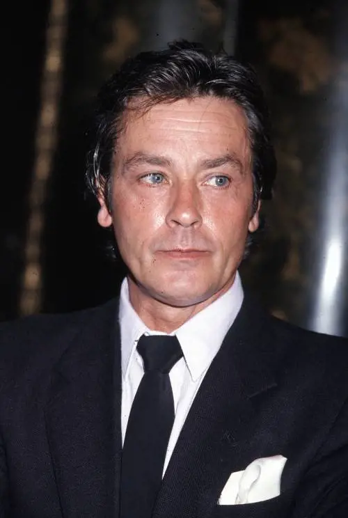 Alain Delon, l'attore sepolto insieme al gatto "a tre zampe" tenuto nel congelatore