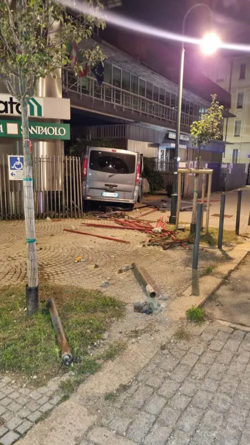 Il camion impazzito sfonda tutto: il folle attacco dopo gli sgomberi