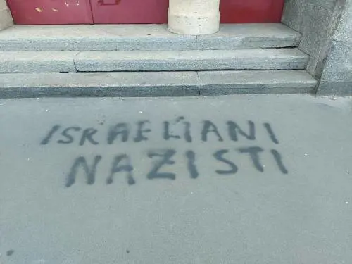"Israeliani Nazisti". La scritta davanti alla scuola dopo le piazze Pro-Palestina
