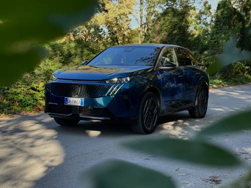 Peugeot E-3008: la gallery del nuovo SUV Fastback elettrico francese