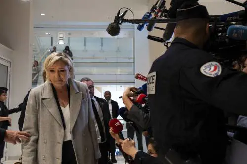 I pm alla Le Pen: "Ineleggibile". Lei: "Vogliono rovinare il partito"