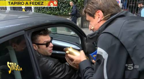 "Niente di illegale". Fedez sbotta durante la consegna del tapiro dopo l'arresto di Lucci e Rosiello